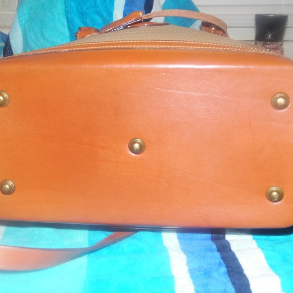 Dooney and Bourke R03 Handfitted case/ Dr, Bag - Picture 3 of 8